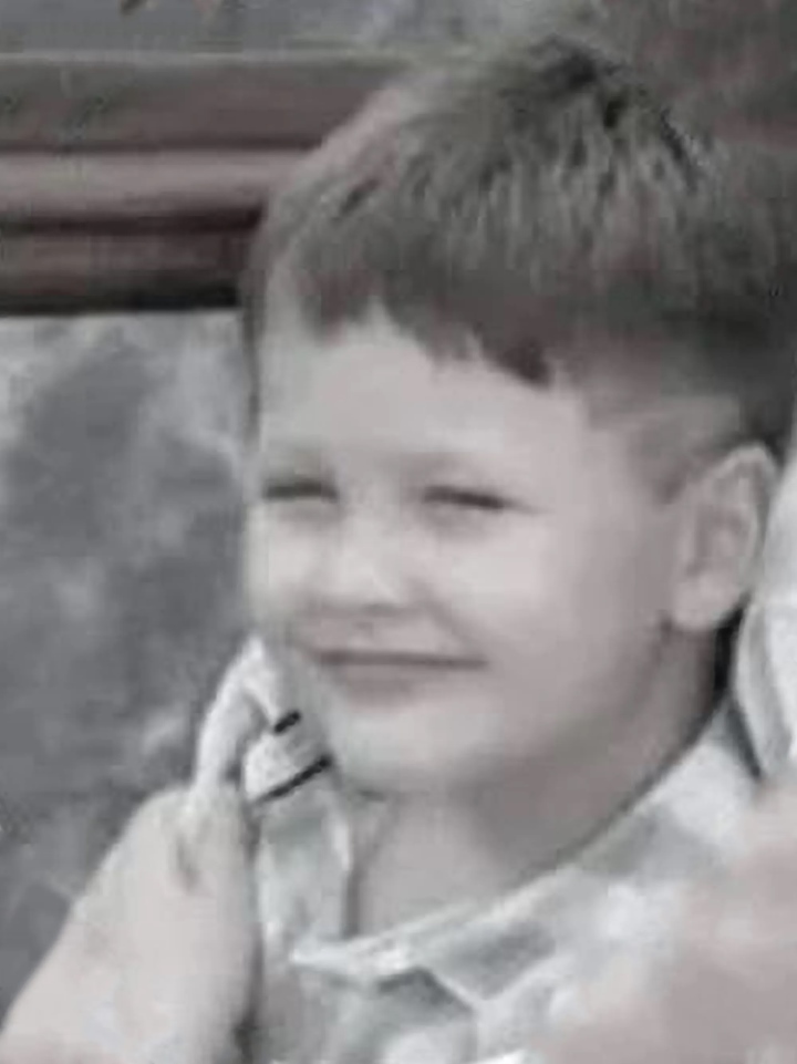 Hít bụi độc, cậu bé 7 tuổi chết thảm chỉ vài phút sau khi tạo dáng chụp ảnh - Ảnh 2.