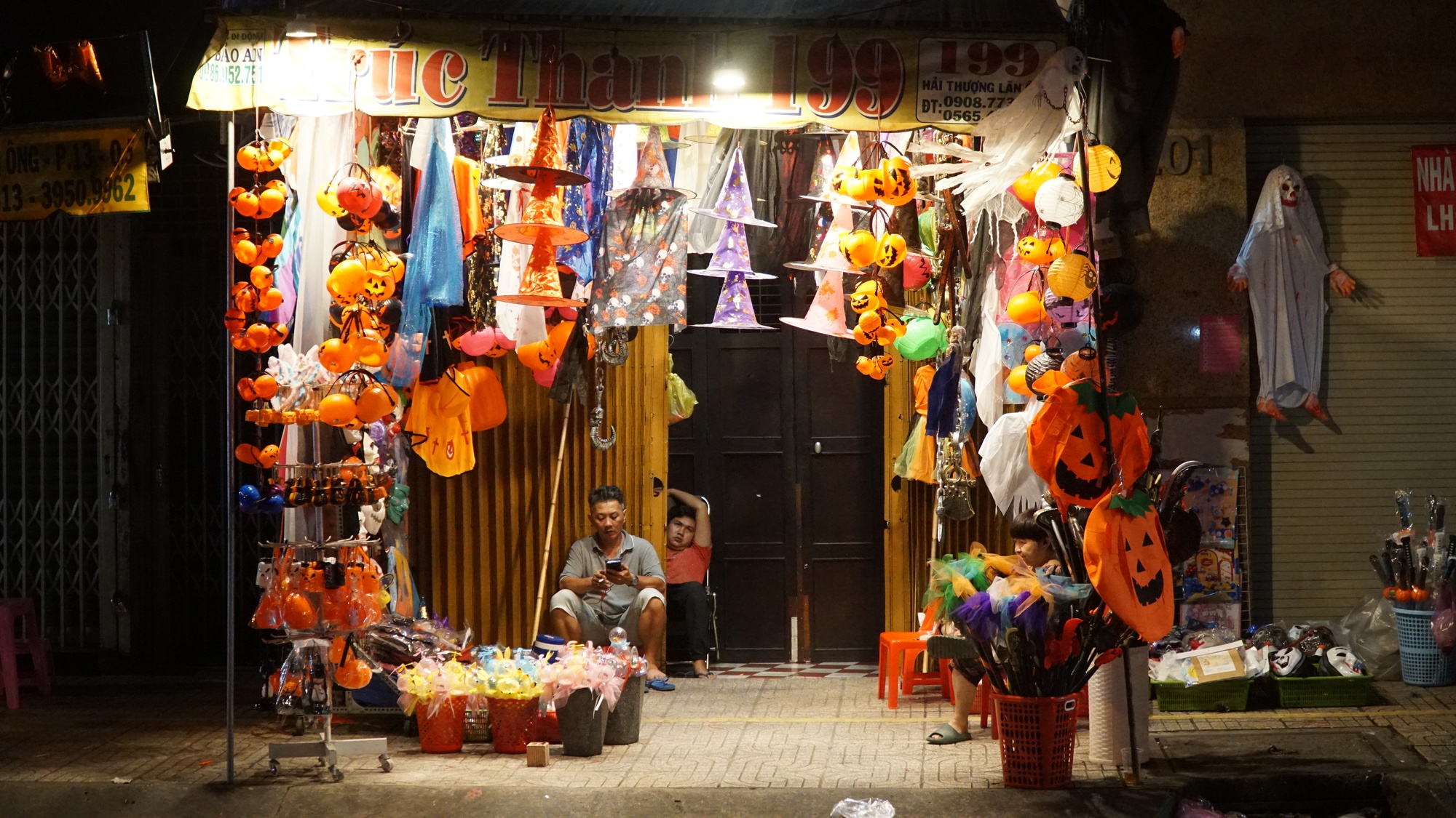 Các cửa hàng ở thành phố Hồ Chí Minh tung đồ trang trí Halloween bắt mắt - Ảnh 5.