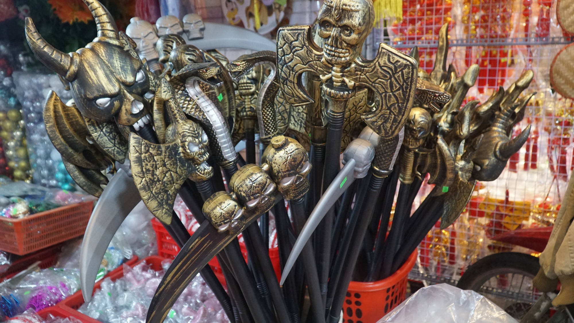 Các cửa hàng ở thành phố Hồ Chí Minh tung đồ trang trí Halloween bắt mắt - Ảnh 6.