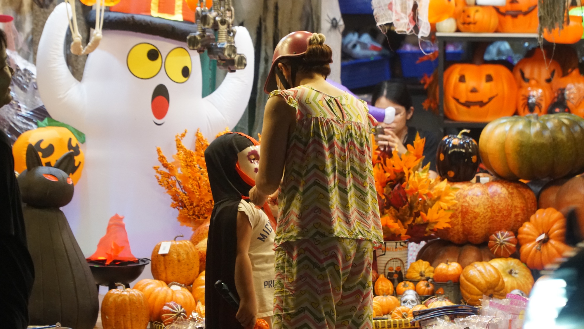 Các cửa hàng ở thành phố Hồ Chí Minh tung đồ trang trí Halloween bắt mắt - Ảnh 8.
