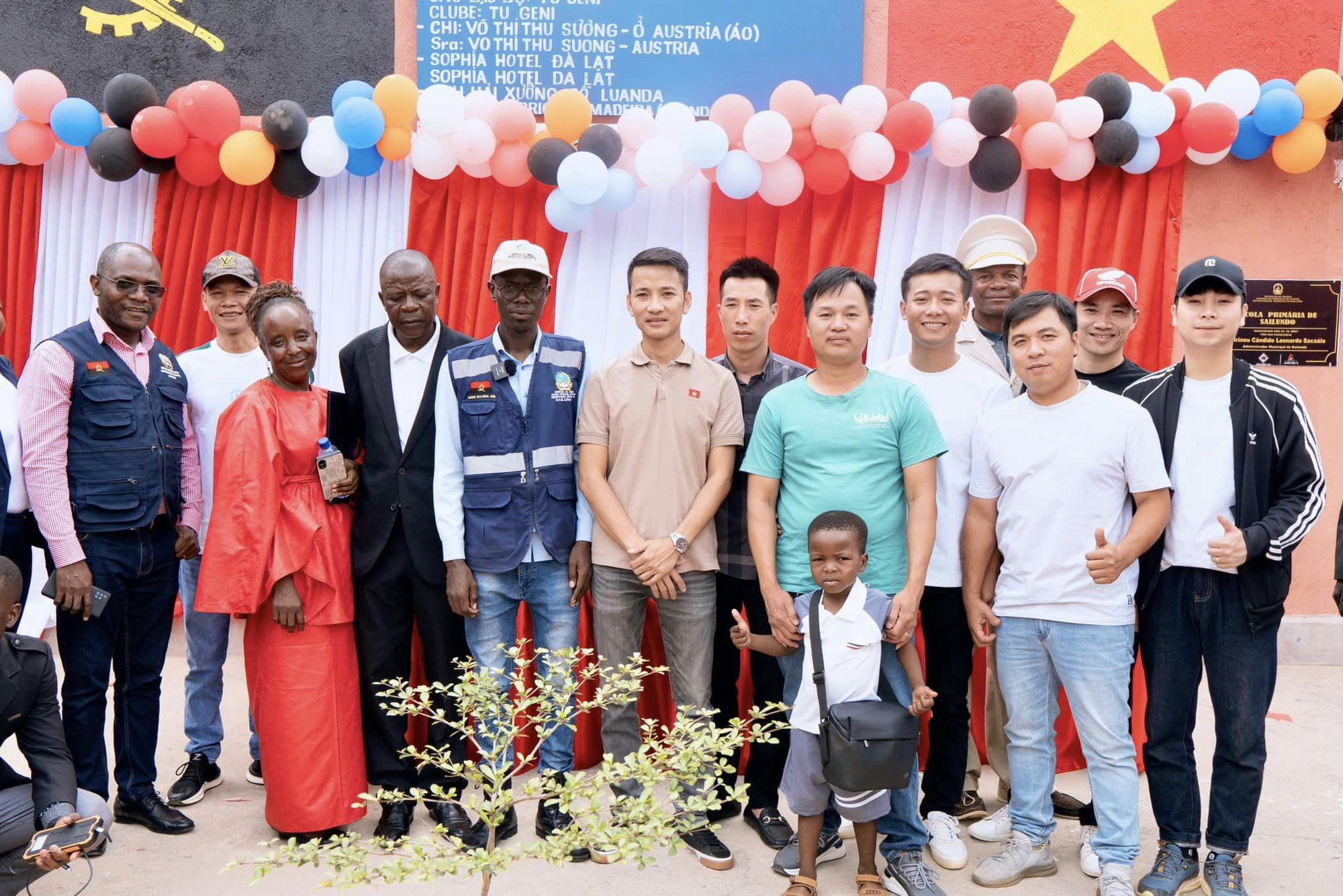 Quang Linh khánh thành trường học tại Angola, hé lộ một chi tiết thú vị mà nhiều người tò mò - Ảnh 7.