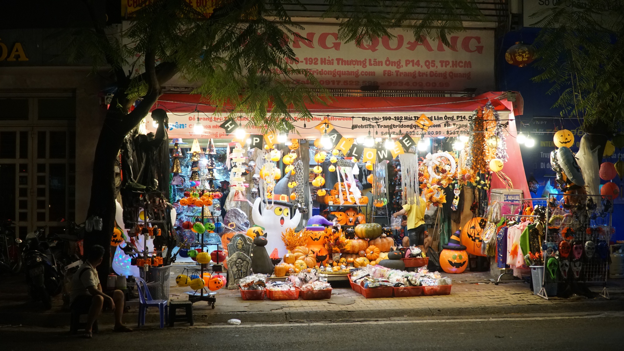 Các cửa hàng ở thành phố Hồ Chí Minh tung đồ trang trí Halloween bắt mắt - Ảnh 1.