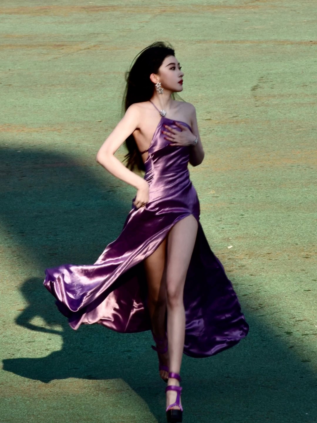 Đến trễ lễ khai mạc hội thao, nữ sinh xách váy chạy tạo nên khoảnh khắc đẹp như phim: 6 giây thần thánh!- Ảnh 3.