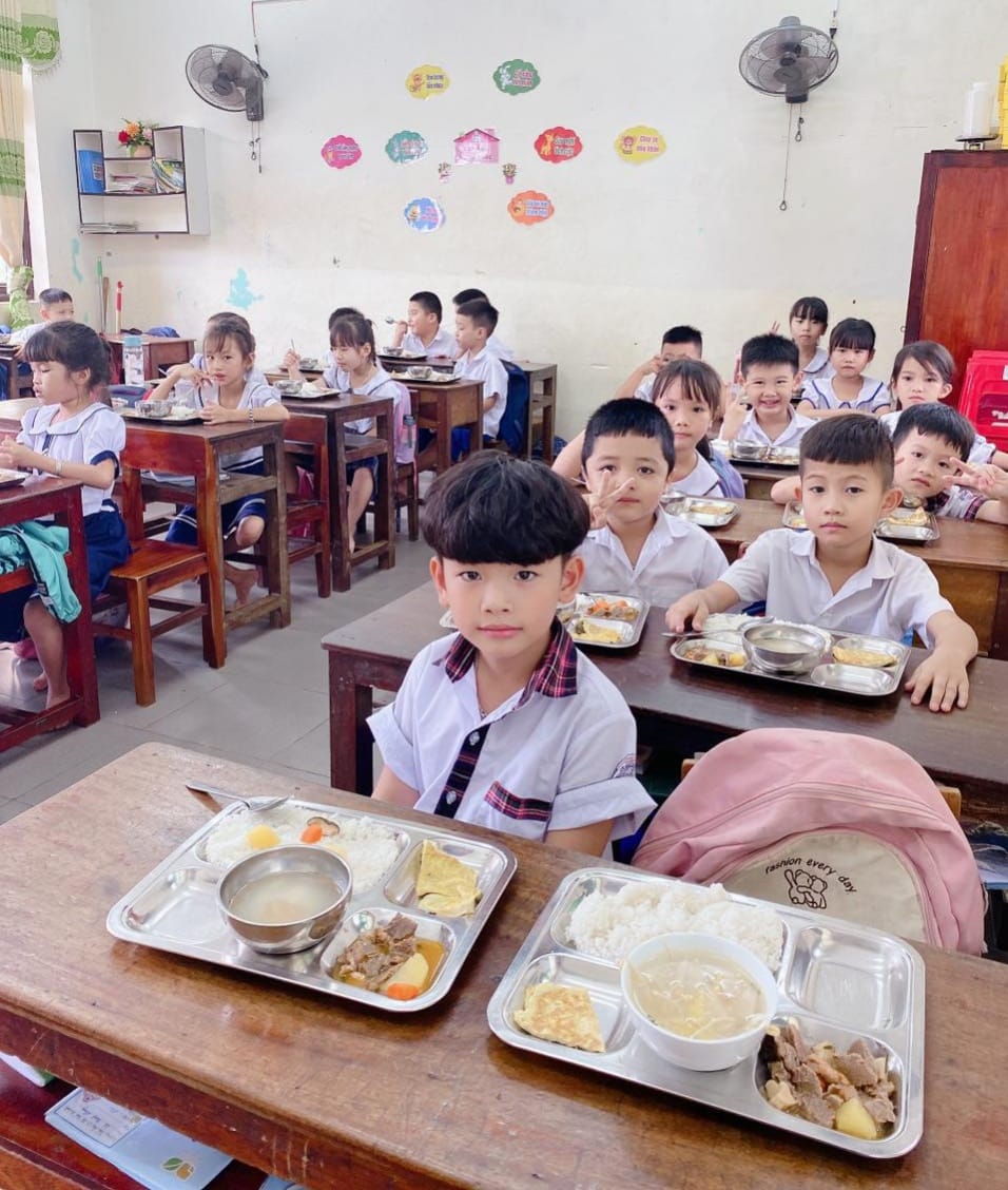Cơm bán trú ngon rẻ 15 nghìn của trường tiểu học thị trấn Gio Linh