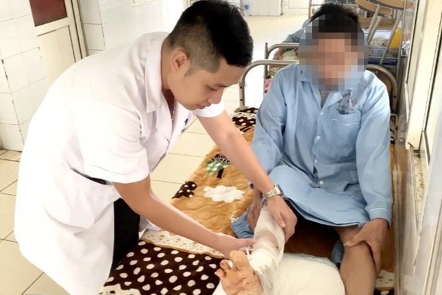 Người đàn ông ở Thanh Hoá suýt mất chân do vết rắn cắn từ 20 năm - Ảnh 1.