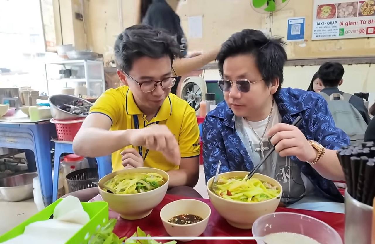 Khoa Pug đến hàng “bún chửi” nổi tiếng tại Hà Nội và nhận điều bất ngờ khi ra về- Ảnh 3.