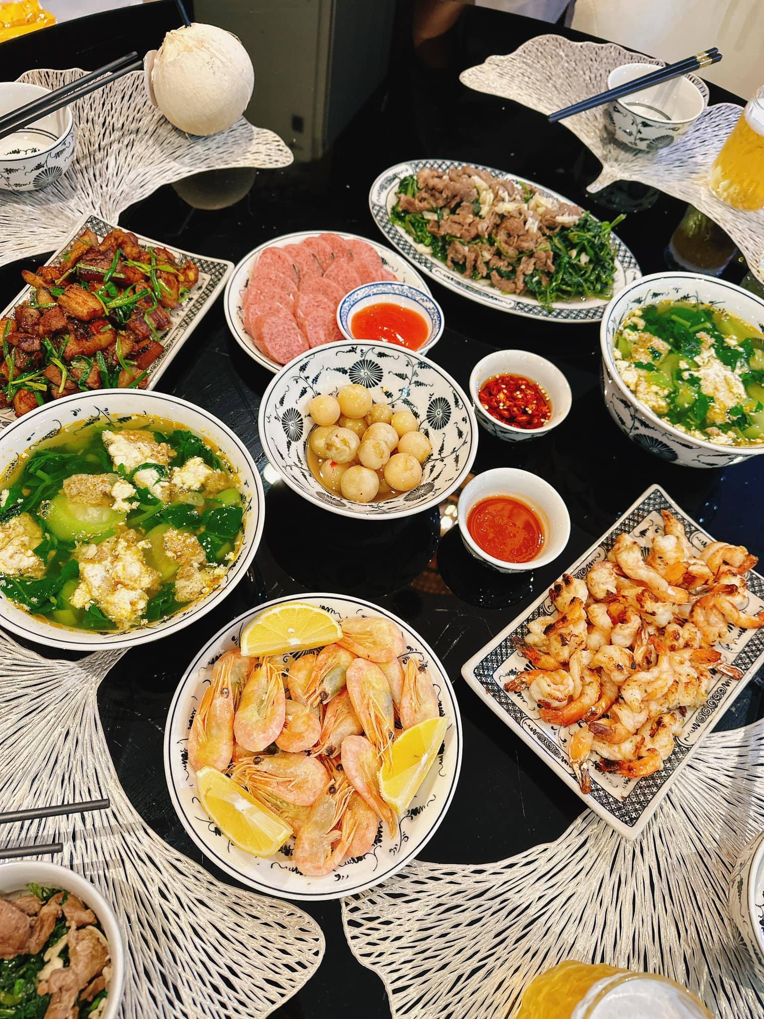Cưới Shark Bình, Phương Oanh chỉ vẩy rau và khoe nấu ăn cho "hồng hài nhi" cũng có gần 4 triệu người xem- Ảnh 5.