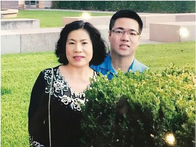Bức ảnh cậu bé Quảng Trị với cánh tay không lành lặn bên mẹ và em trai &quot;viral&quot; MXH: Câu chuyện phía sau quá đáng tự hào - Ảnh 2.