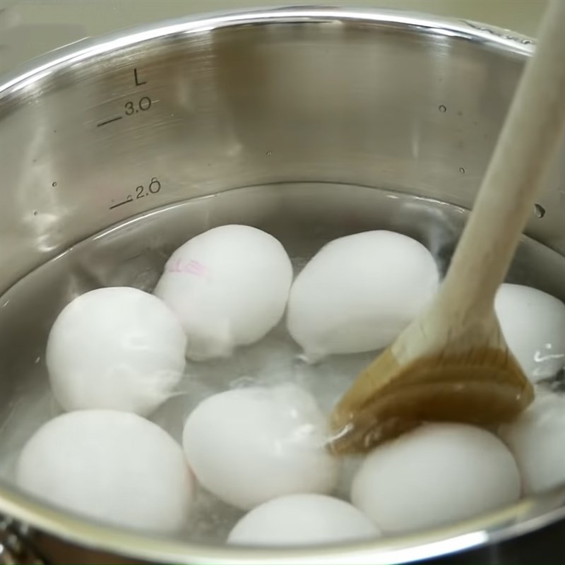Mách bạn cách nấu trứng kho siêu đơn nhưng lại cực kỳ đưa cơm - Ảnh 2.