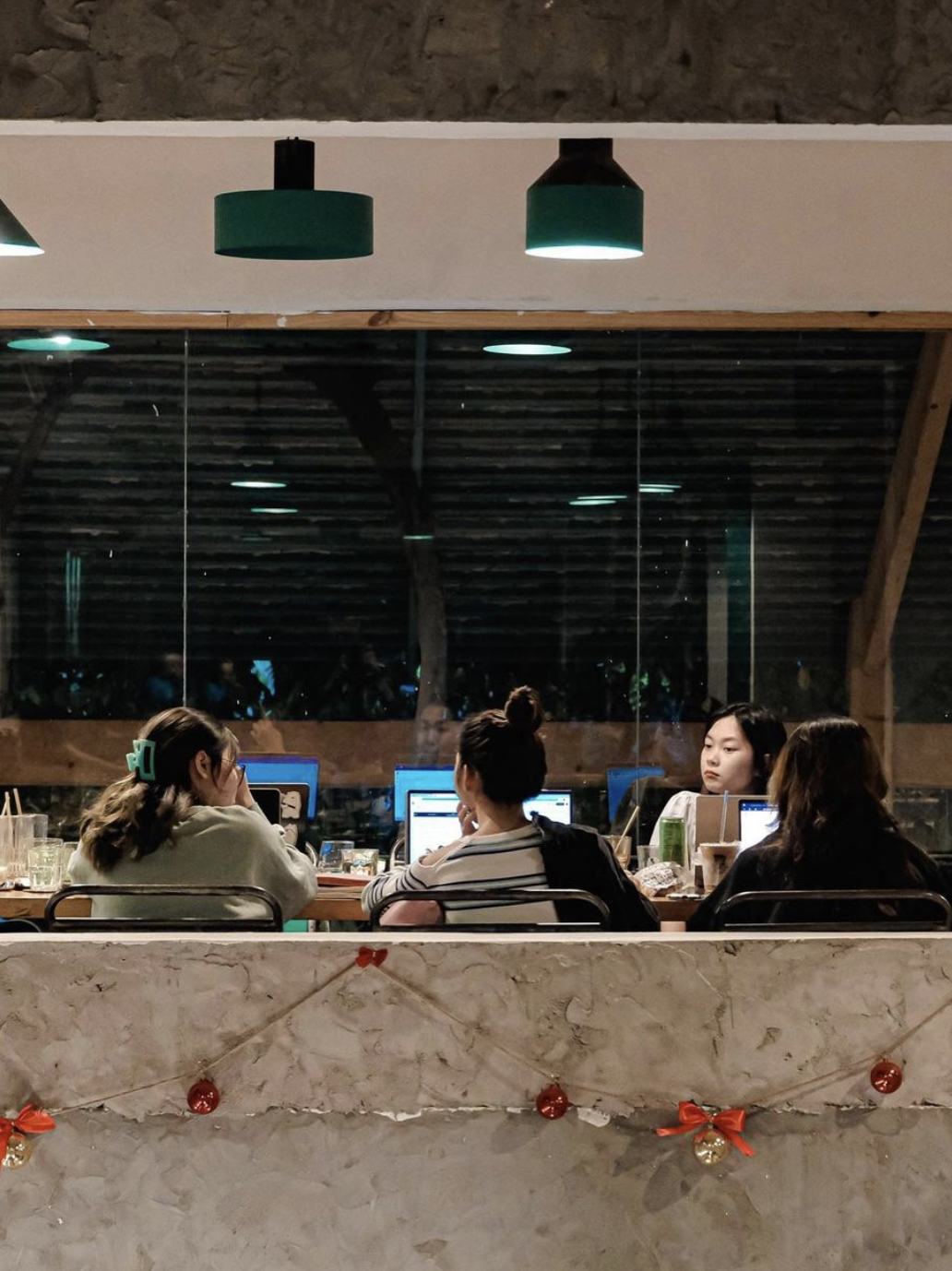 Tập hợp những quán cà phê được mệnh danh "xưởng deadline của người trẻ" tại TP.HCM và Hà Nội- Ảnh 4.
