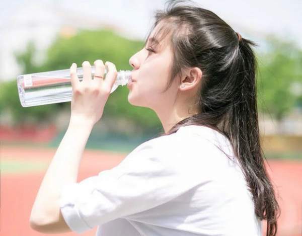 Uống nước nhiều quá cũng không tốt. Những nhóm người nào không nên uống nhiều nước? 3