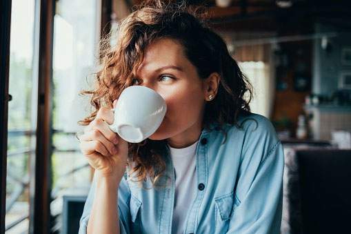 Top 9 cách ngăn răng bị ố vàng khi uống cà phê 1